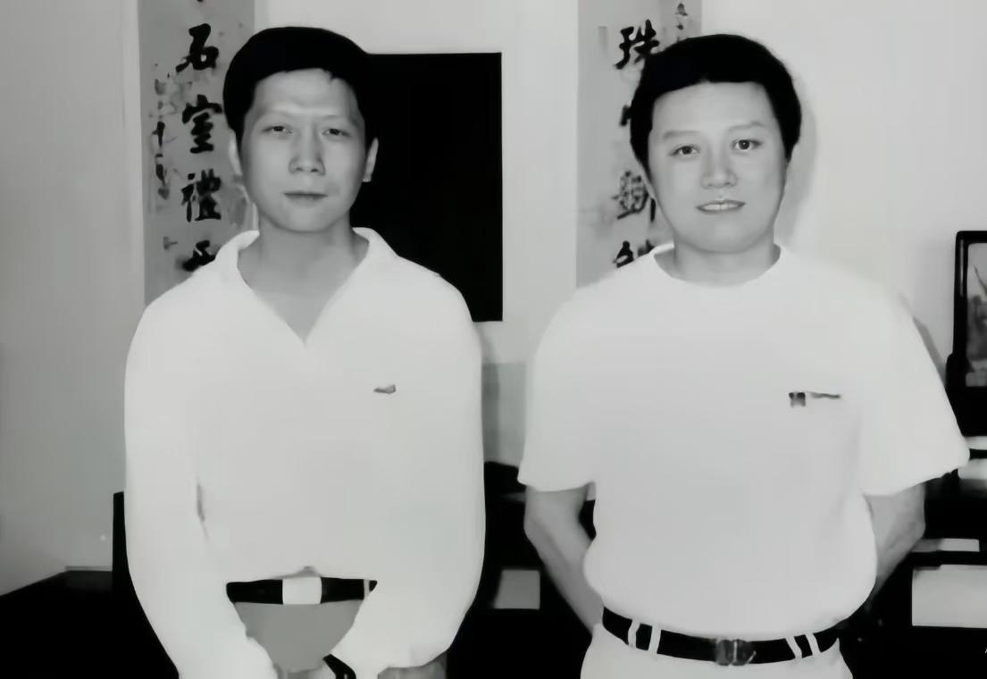 马未都和王朔，一张罕见的合影，这张黑白合影拍摄于上世纪90年代初的北京，地点是马