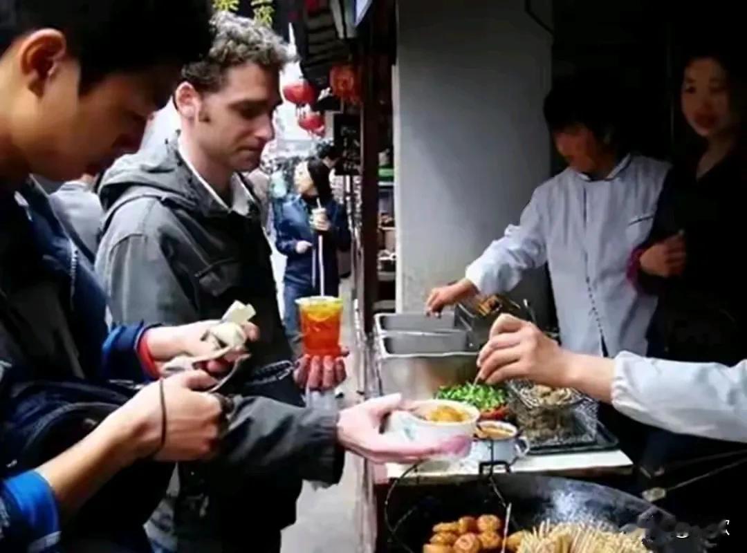 中国免鉴后.外国人“集体沉迷”中国“形象变身记”：近年来，中国在国际舞台
