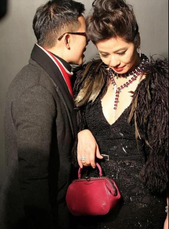 1983年，一个50岁的富商掏出一张100万的支票，色眯眯地对钟楚红说：“钟小姐