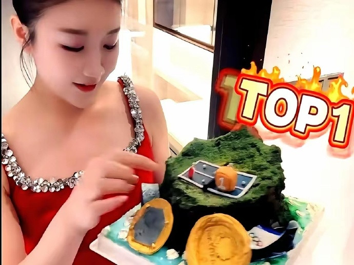 32岁的陈梦，过生日。照片刚发出来，就有人指指点点：“都三十好几了，还穿一身红