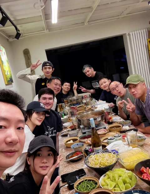 《藏海传》剧组聚餐没有肖战，是怕找他对账吗？[呲牙笑]网上捡到一直剧组聚餐的照