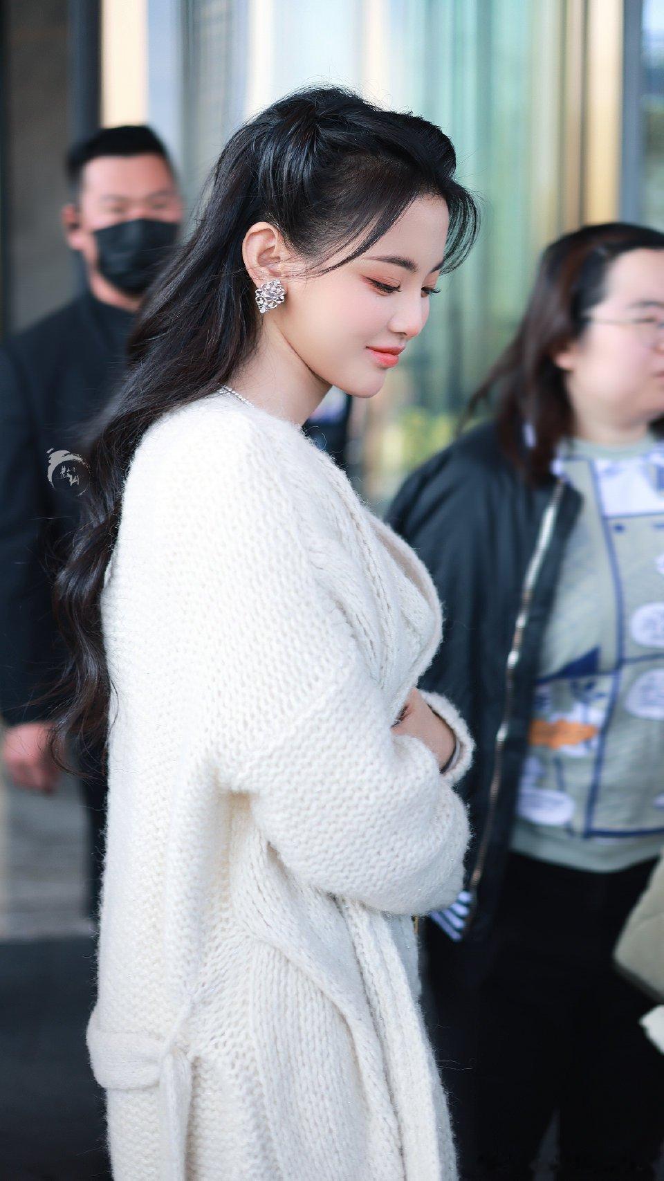 杨超越"超越妹妹这颜值也太能打了吧！白到发光是什么神仙体质✨杨超越