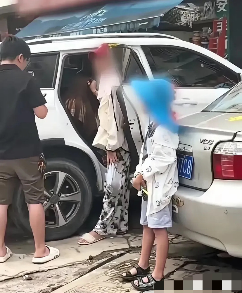 广西南宁原配抓小三后续来了！该事件后续如下：原配表示不再碰门窗行业，打算专心带