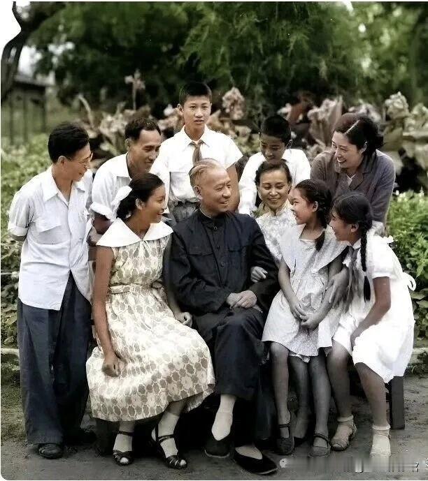 60年代，刘少奇一张珍贵全家福，照片中八名子女围绕在他身边，非常的幸福，妻子王光