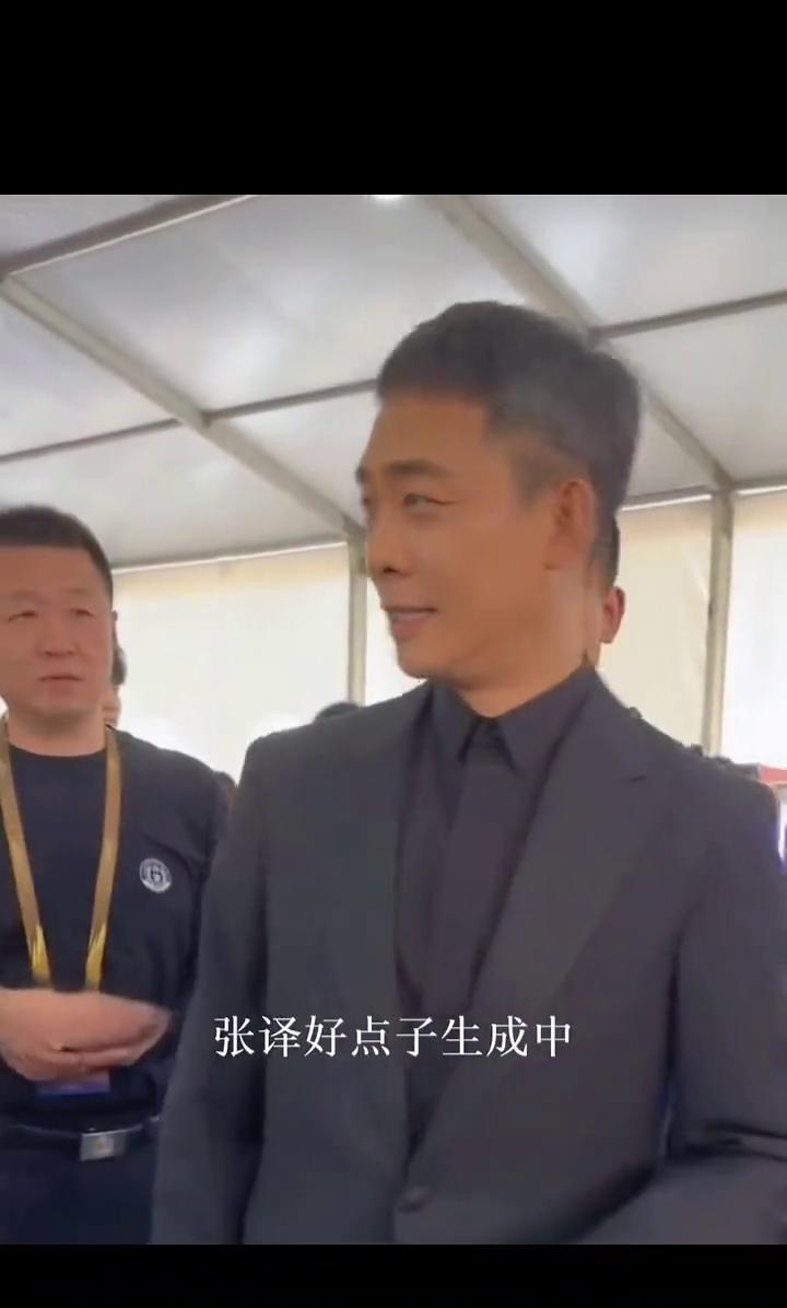 华表奖后台，张译刚抬手，王骁突然转身，对穿绿裙的老人深鞠一躬。那是他75岁的母