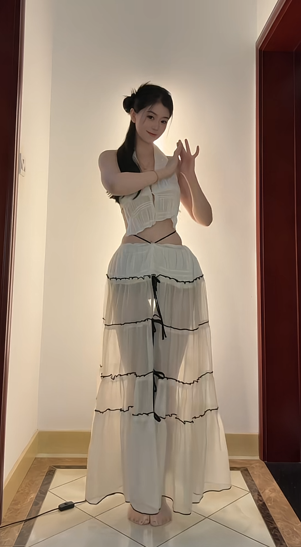 自己在家无聊试试新买的衣服