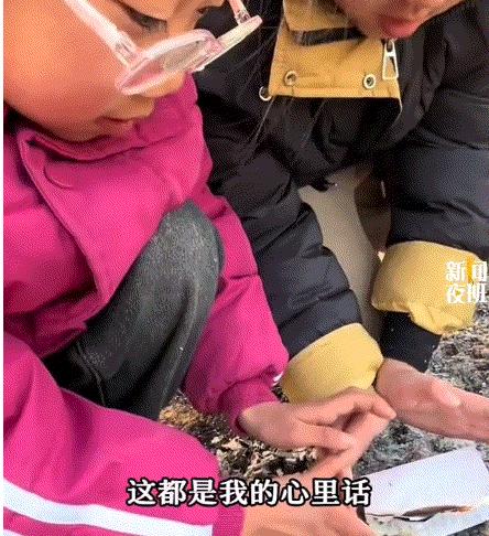 看哭了。河南，一女孩过年回老家，后在姑姑的陪伴下来到妈妈坟前看妈妈，可在祭拜完妈