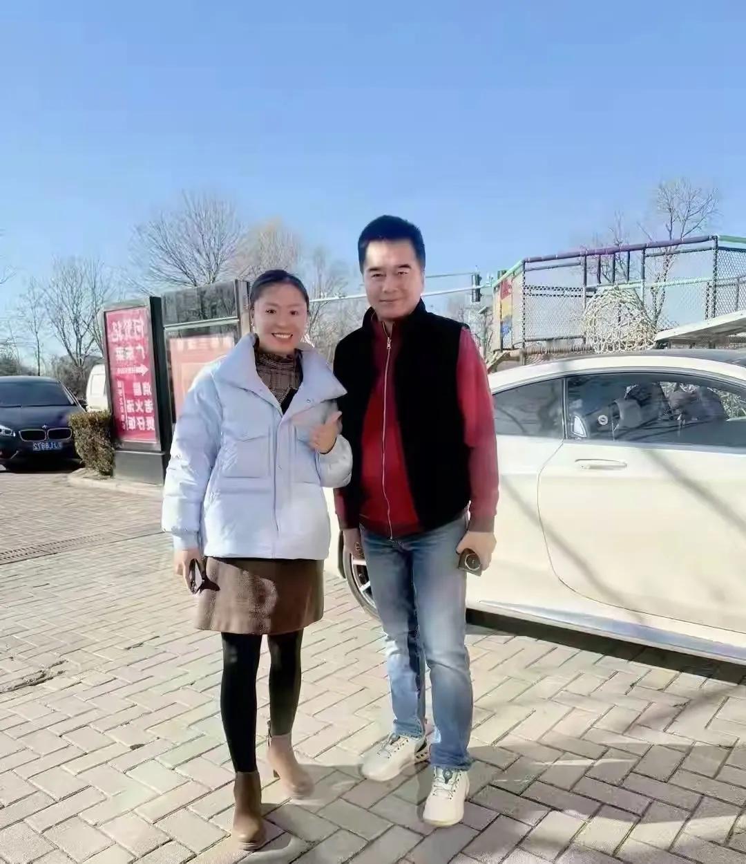 昨天是何晴走的头七，有的网友眼尖说许亚军穿个红衣服公开露面了。反正现在许亚军做什