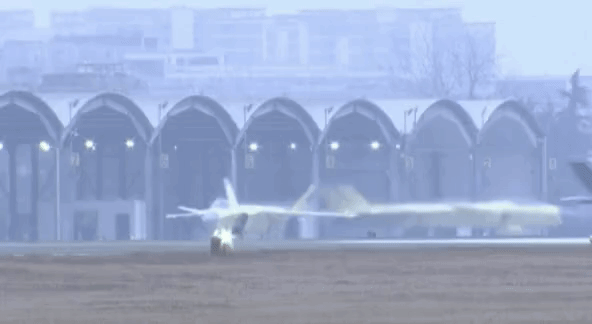 成飞歼-20A新机高强度试飞中。今年我军五代隐身机装备量有望突破500架，师兄表