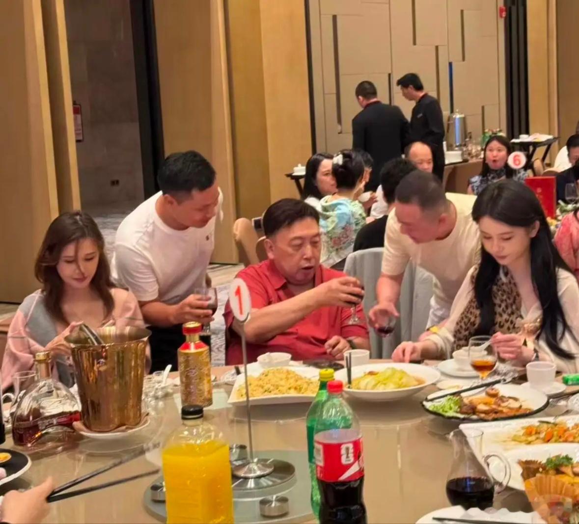 71岁王晶在深圳一间豪华酒店吃大餐被偶遇，他的身边坐着两位美女，好多人去给他敬酒