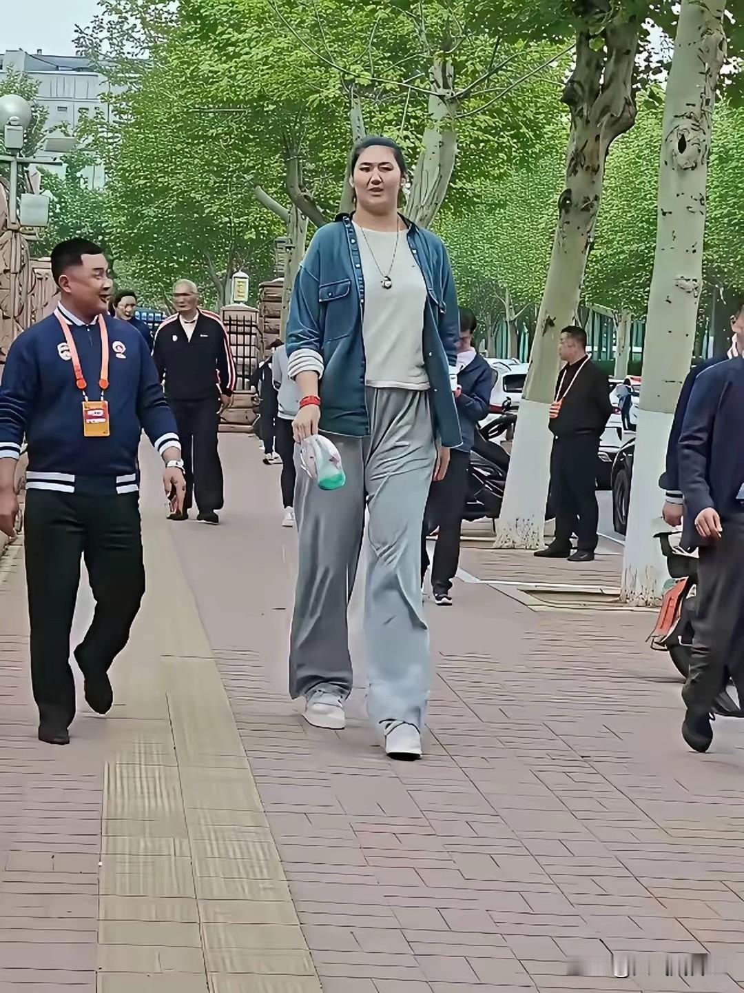 我有生第一次听说有这么高的女孩，太震撼了！这位女子19岁，据说叫张子宇，2007