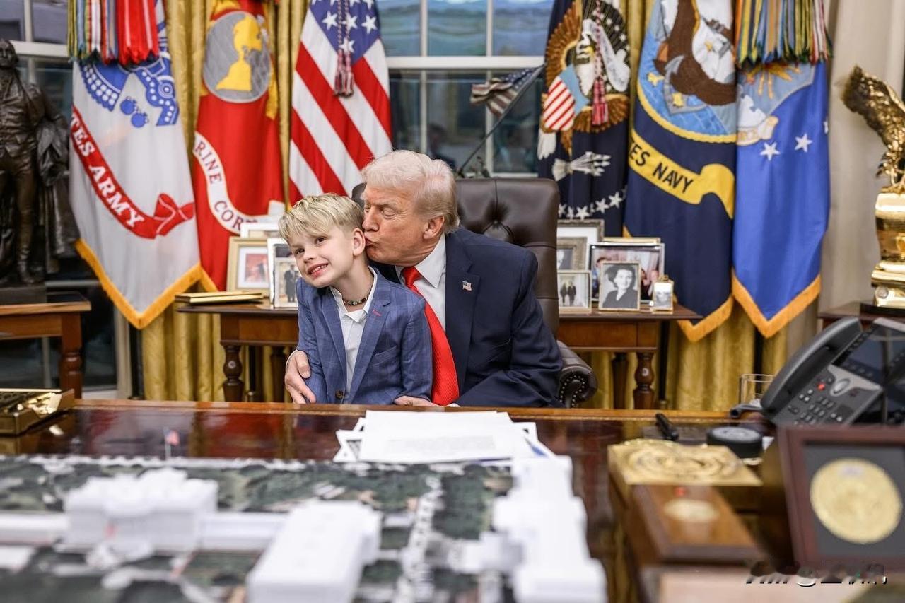 特朗普和孙子孙女在白宫打成一片