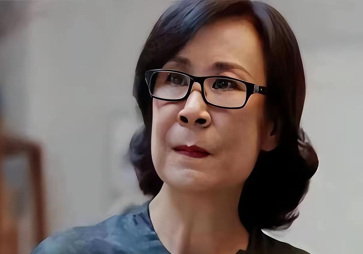 一首《军港之夜》火遍全国的苏小明，晚年长期定居北京。当年走红巅峰选择远赴法国定居