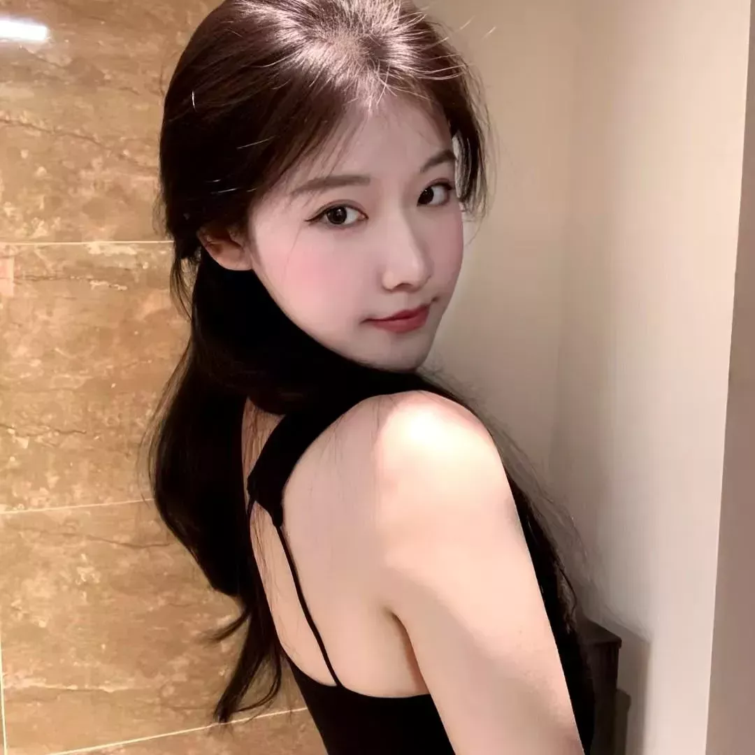 温柔优雅的侧颜，低调的黑色上衣，尽显女性魅力