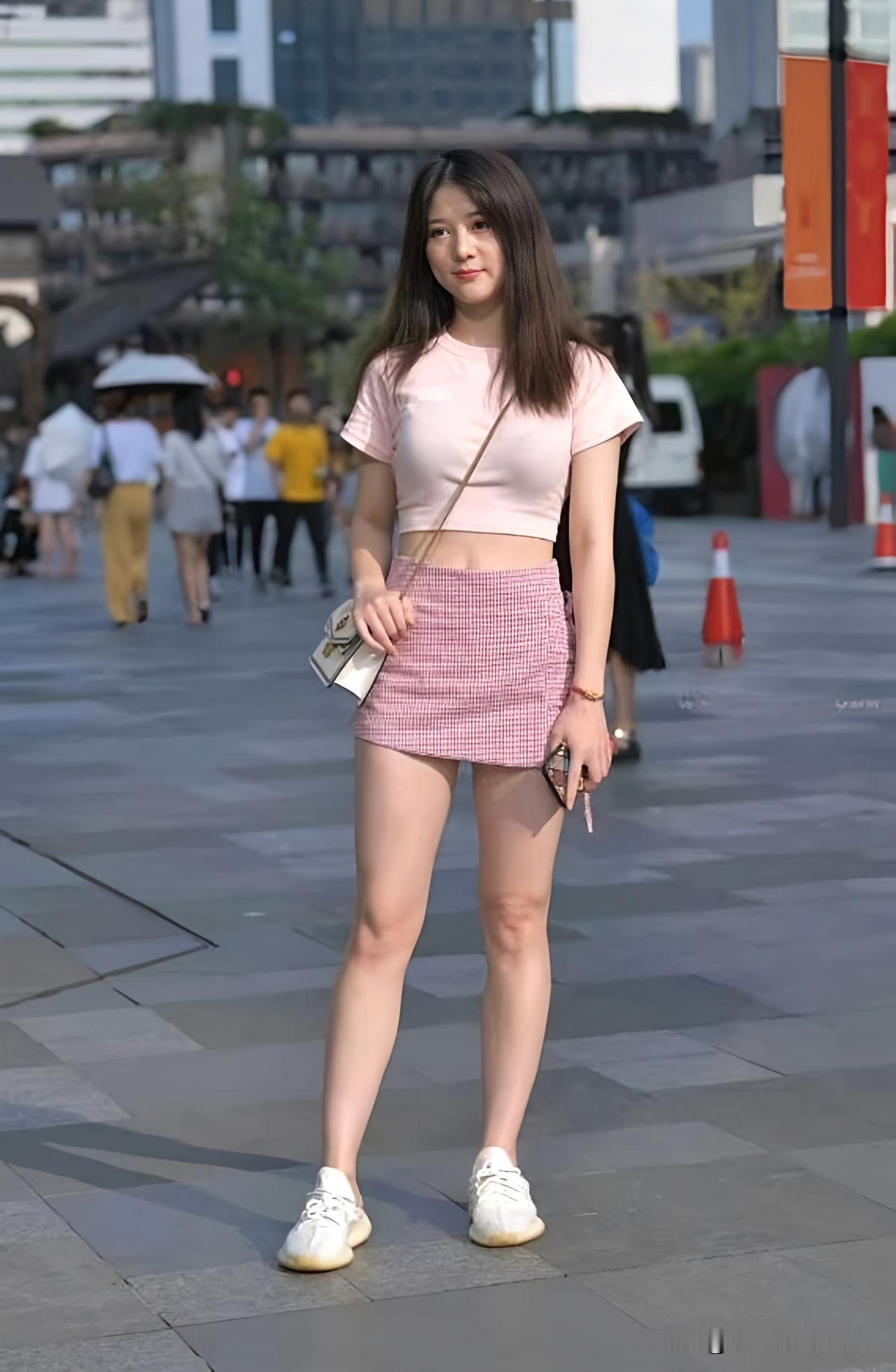 元气少女穿搭指南，粉色短袖+格子短裙，清新可爱