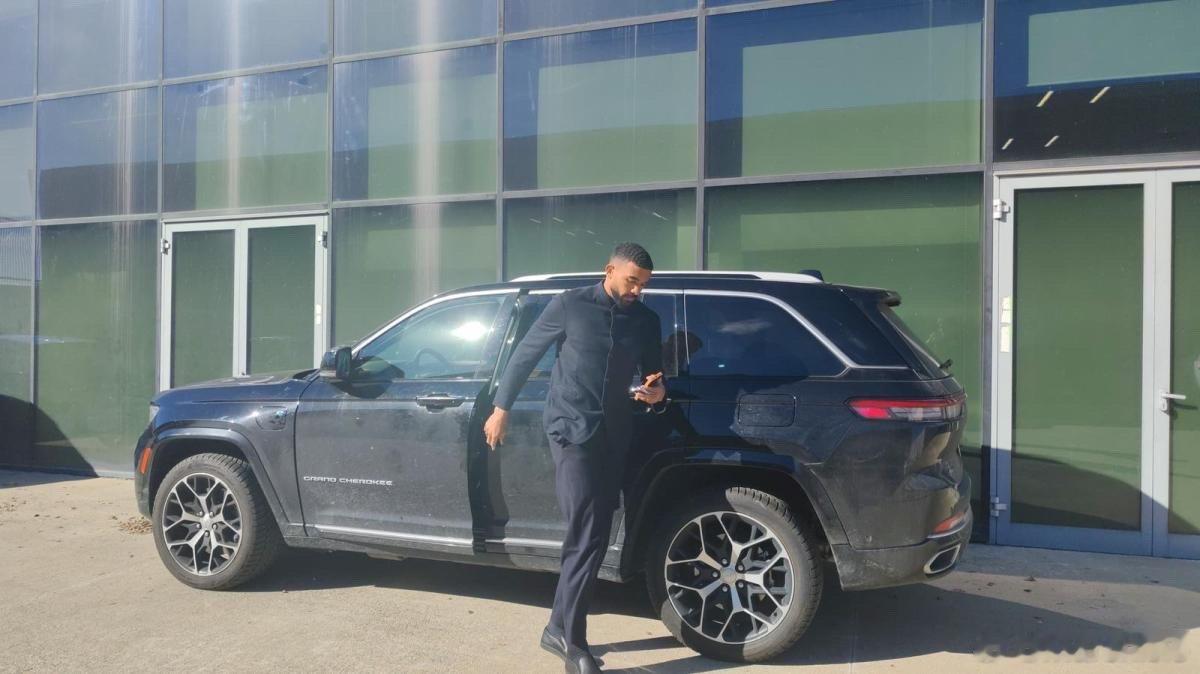 完咯！布雷默右腿屈肌轻微受伤，将缺席一个月，我们稍后会看到尤文图斯的官方声明。