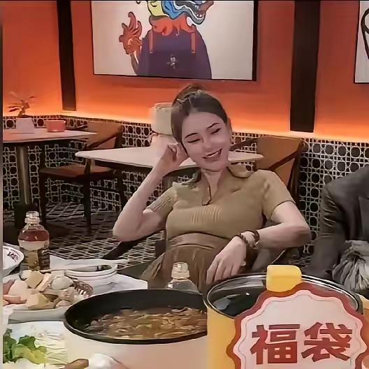 马小梅怀孕直播被问争家产，一句“我爸的家产够我和孩子用了”，格局直接拉满！