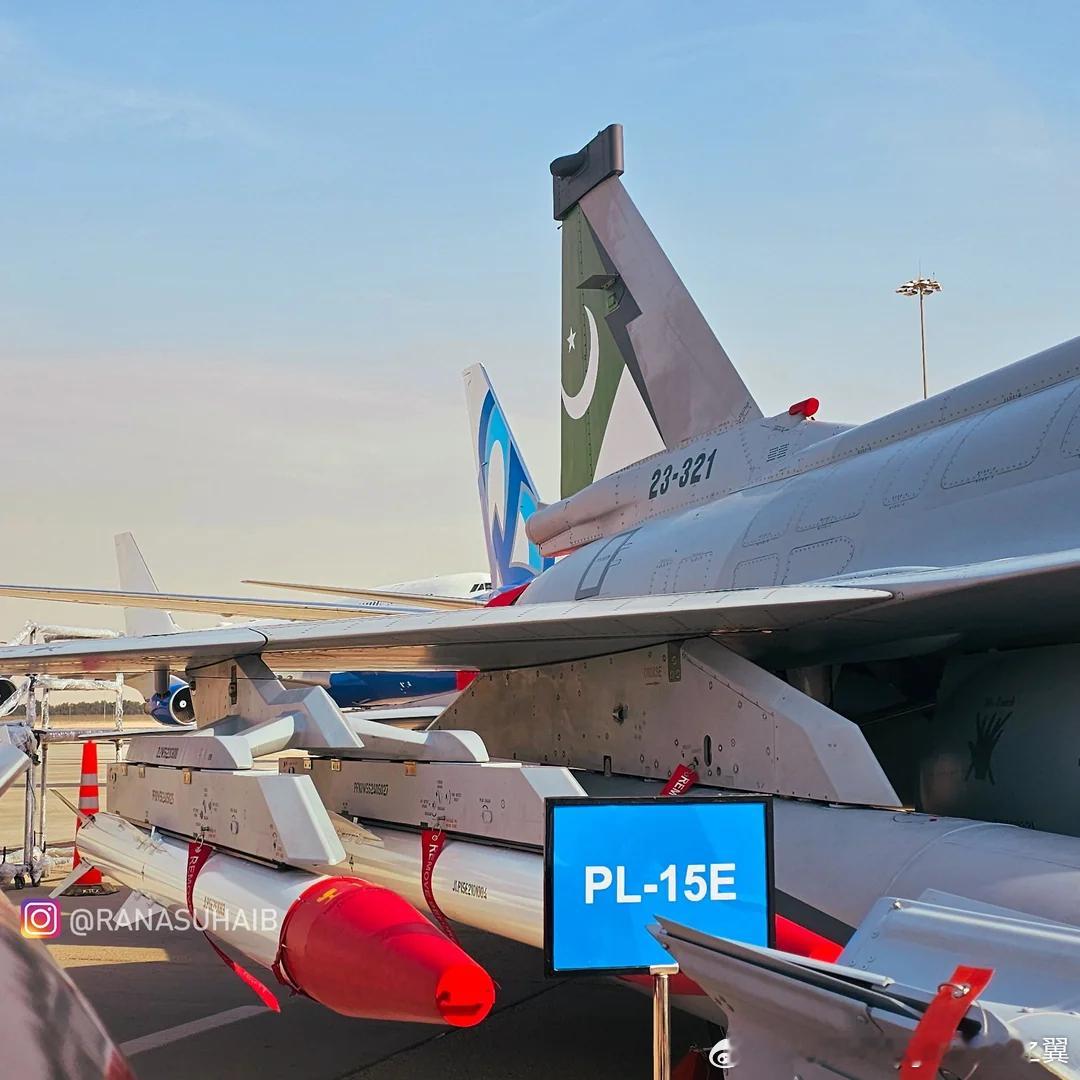 2025迪拜航展上的枭龙Block3，带多款先进制导弹药，PL-15E引人注意