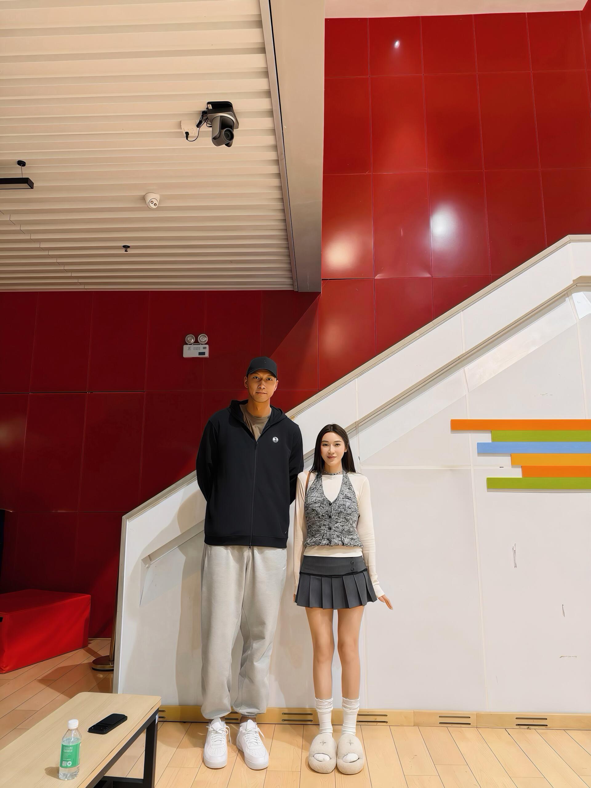 易建联昨天和粉丝合照，身材还是这么好