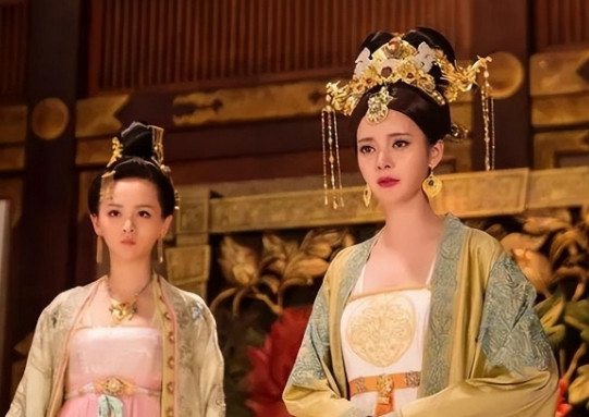 公元5年，王莽下药毒死了汉平帝，便篡位当上了皇帝，随后便来到守寡多年的女儿王嬿的