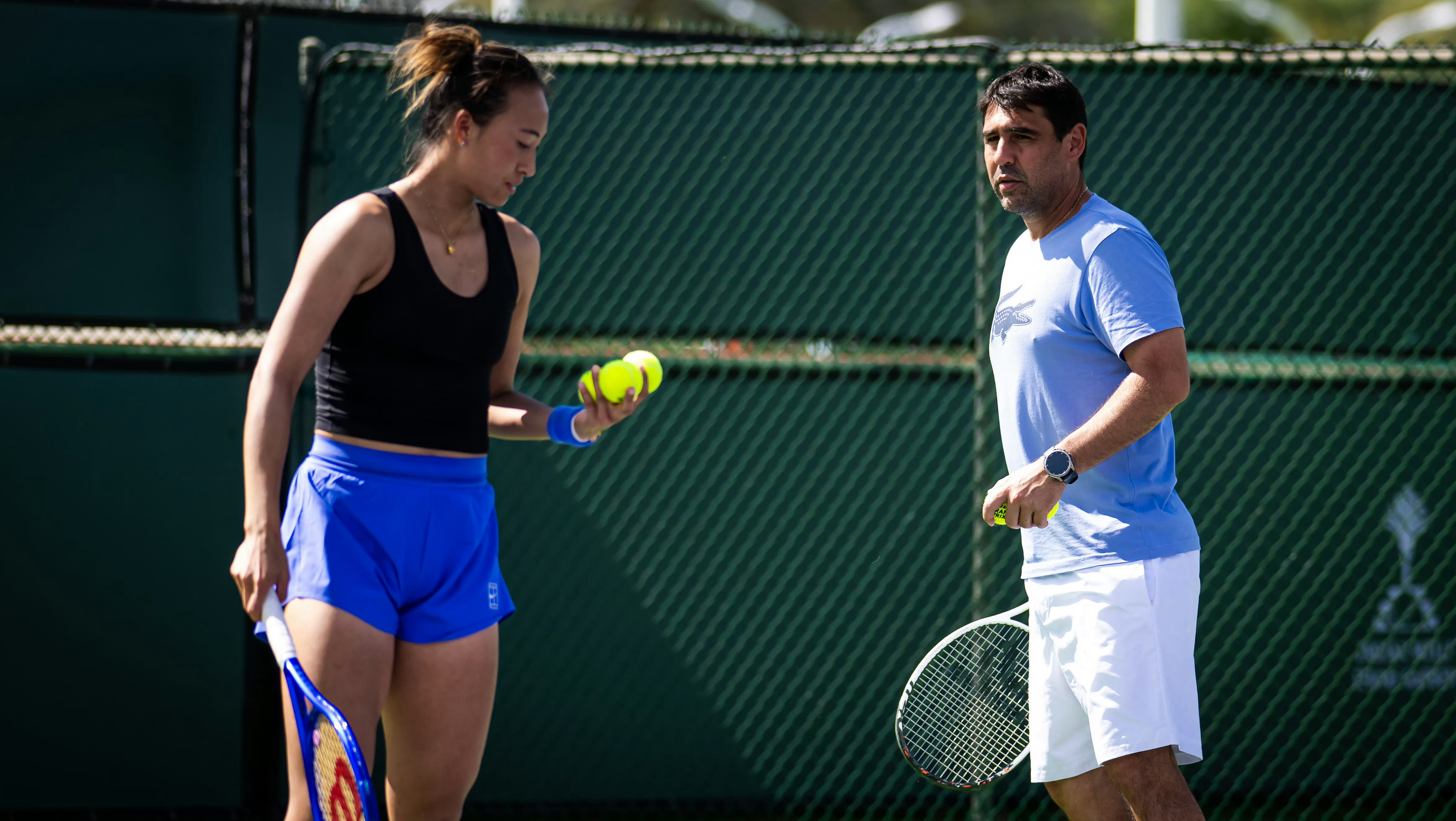 郑钦文与巴格达蒂斯合作郑钦文在印第安维尔斯训练场上出现了一位熟悉的身影：前澳网男