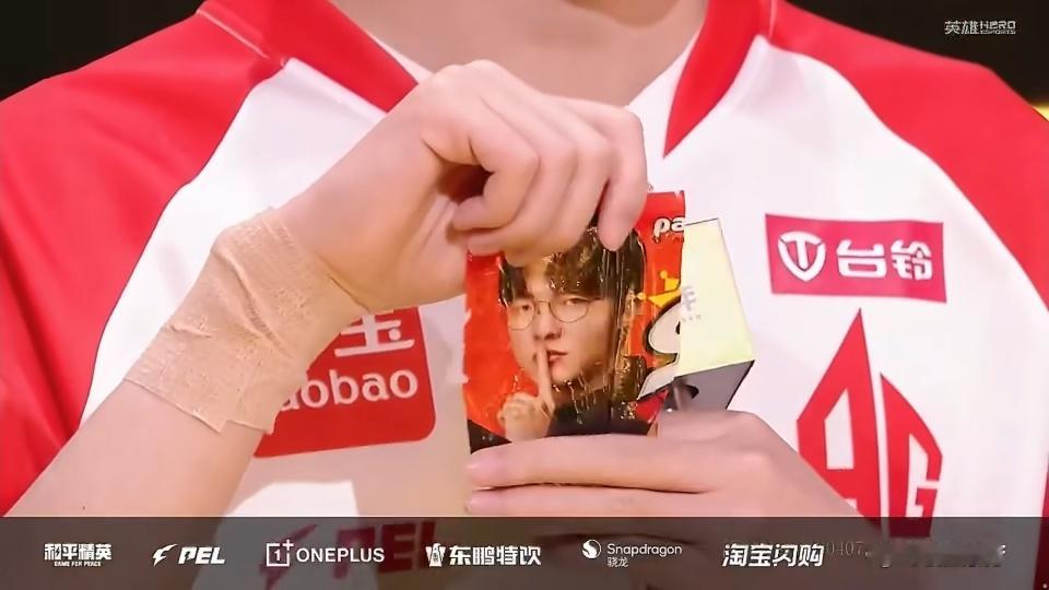 花花夺冠采访致敬Faker跨越赛场的惺惺相惜，花花夺冠致敬Faker。小小泡面桶