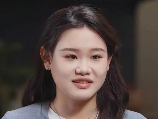 主持人问张家齐:“你比赛得了不少奖牌，你都是怎么处理的？”张家齐说:“全塞床底下