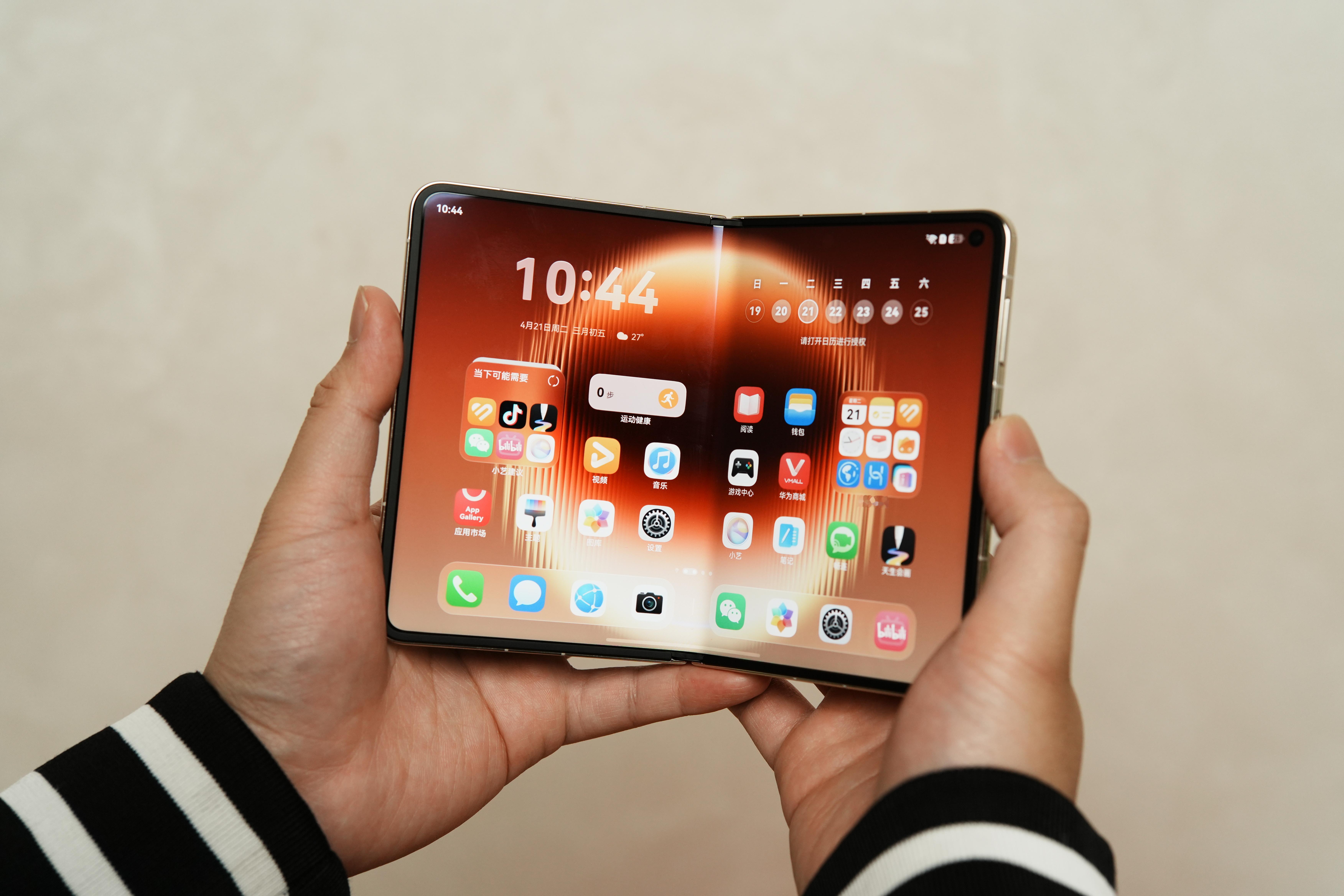 1万买华为折叠还是iPhone感觉会问这个问题的基本都不是折叠屏目标用户，如果