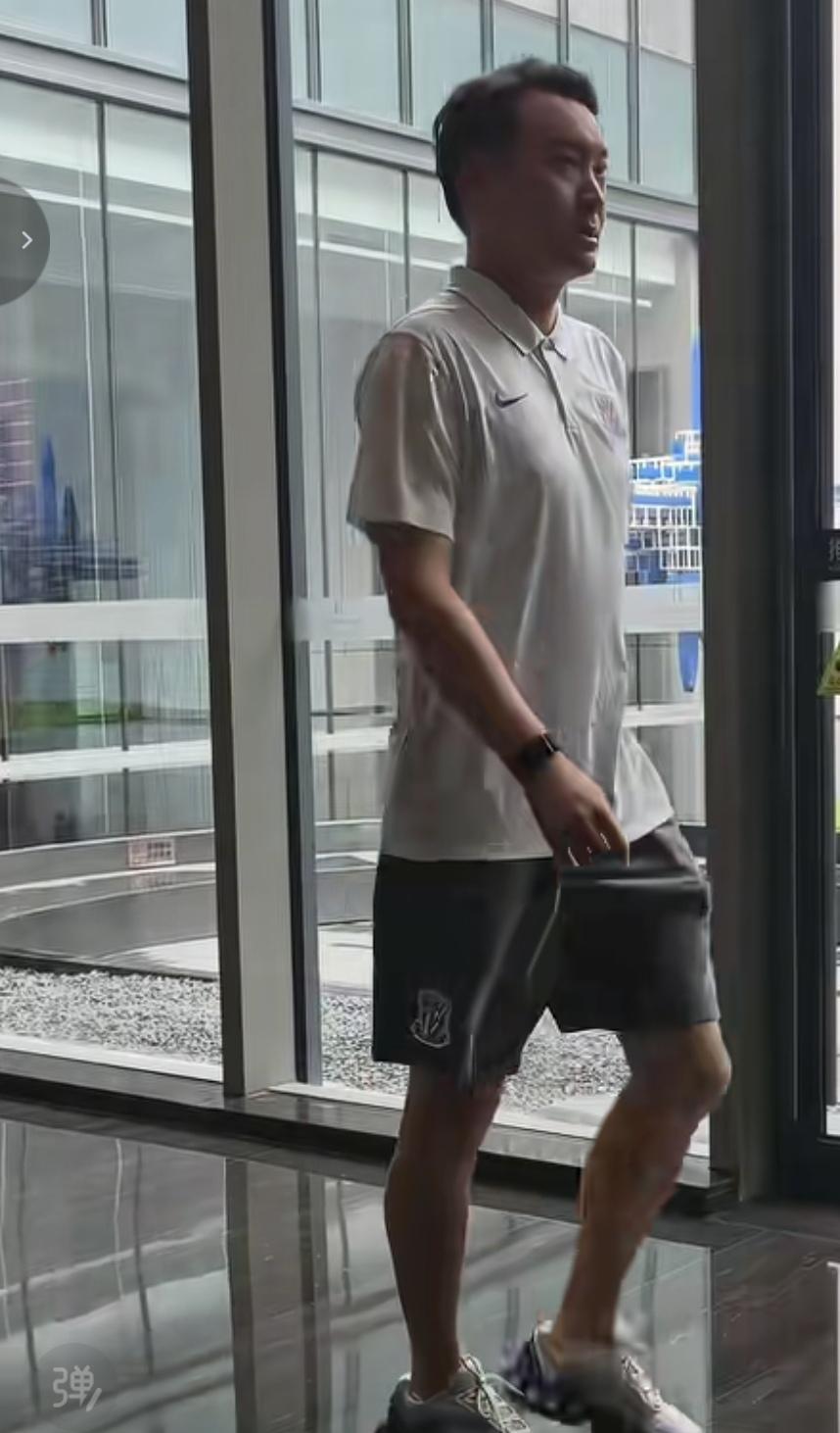 太让申花球迷感动！球队管理层也随队一起去了青岛！从老总，到管理层，整个俱乐部团队
