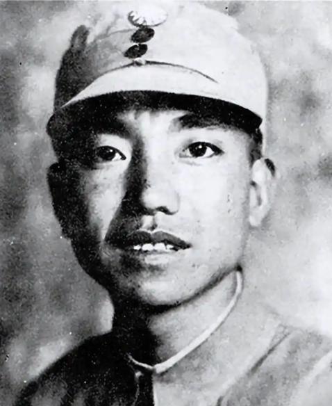 1931年，萧克看到一个俘虏后大惊失色，急忙对看守说："他已经被俘，可以不用再捆