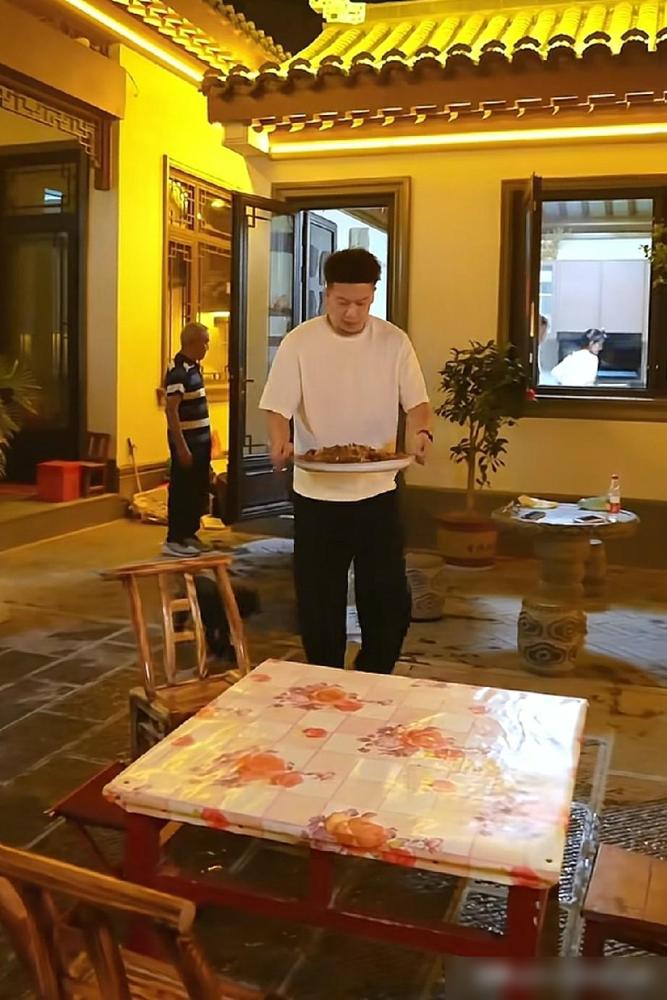麦小登家的房子真的是太遗憾了，没有盖成二楼！说实话，盖房子这事儿，最怕的就是