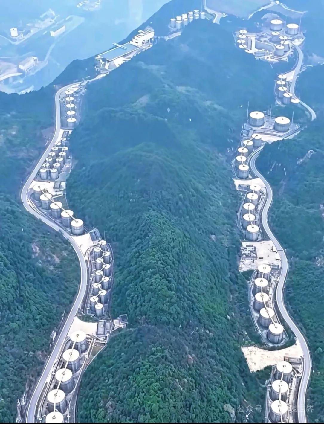 大山峡谷里看见这一排排巨型罐体，很多人以为是油库。其实这是郎酒庄园的储酒罐群！