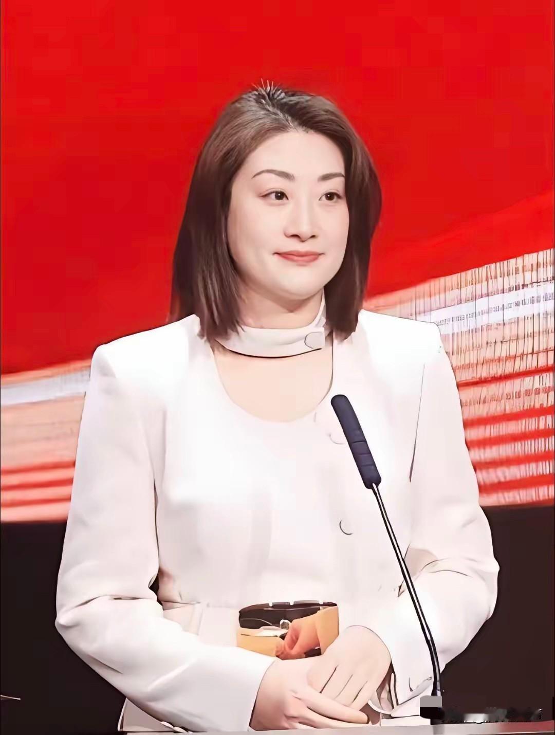 宗馥莉这次是真狠啊，新饮料“果然啵啵”上市，包装上翻遍，“娃哈哈”三个字一个