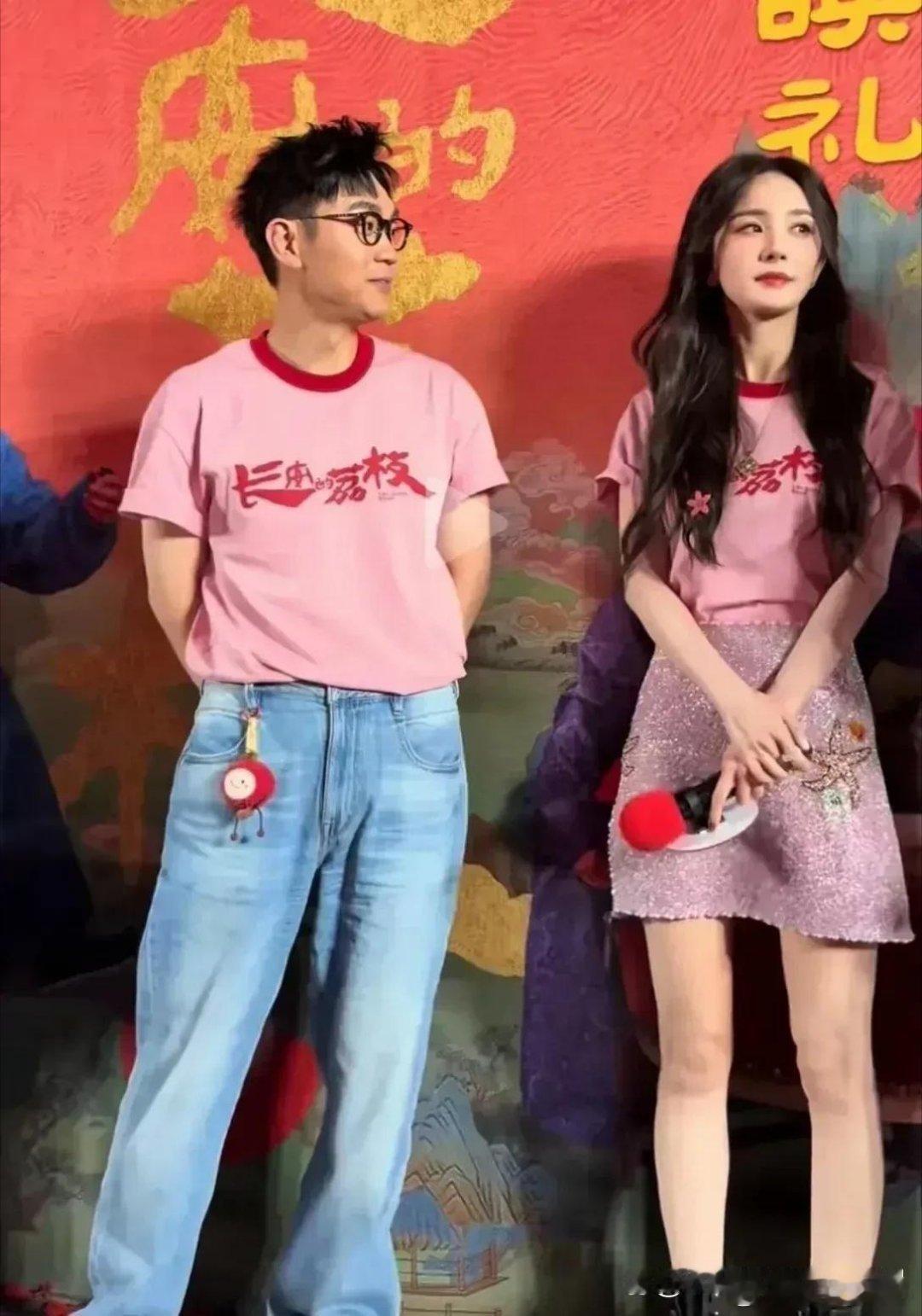 杨幂估计头都大了，这眼神躲还是不躲好啊。