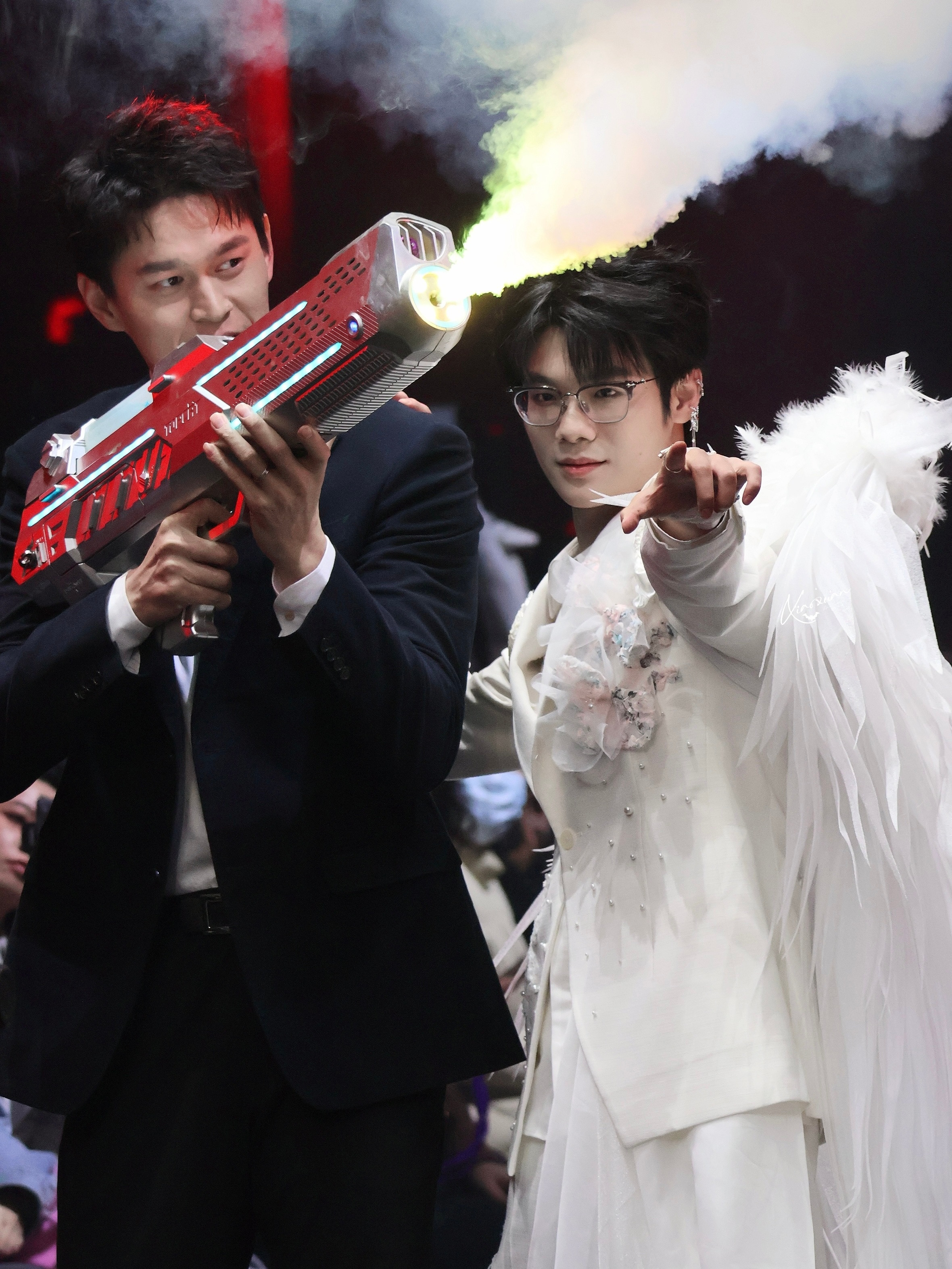 孙杨西装造型好板正孙杨这套深蓝色西装造型也太绝了！笔挺的剪裁配上利落的发型，板