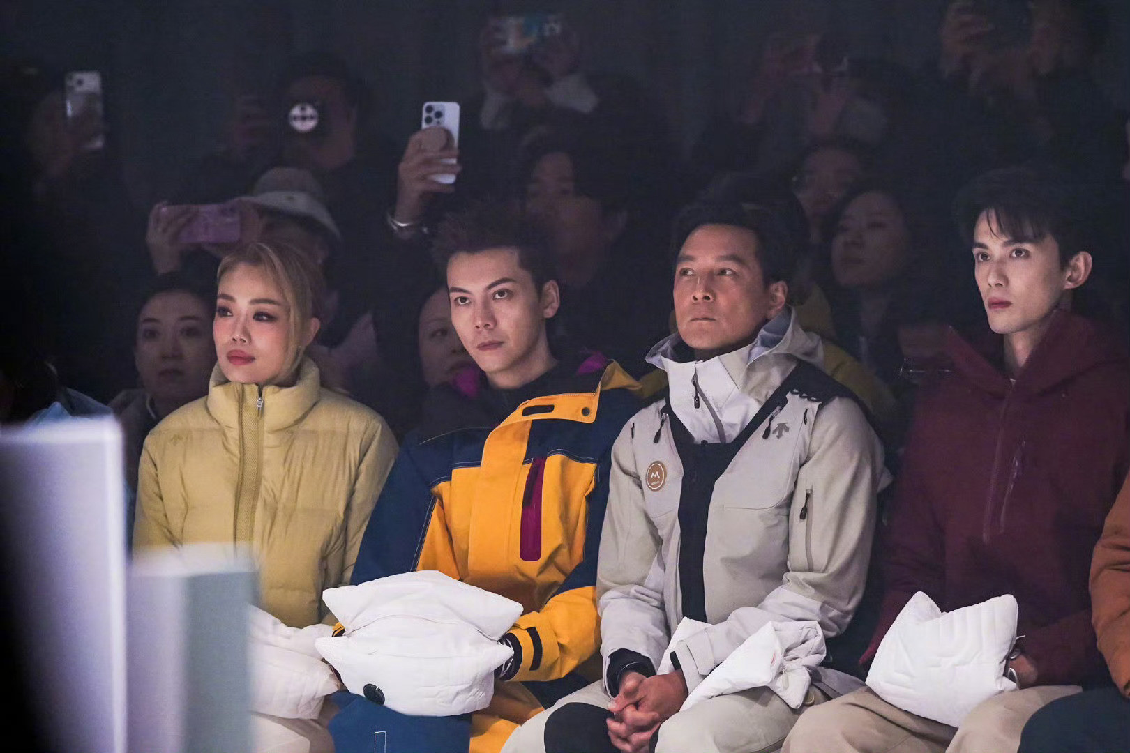 吴彦祖吴磊陈伟霆同框吴彦祖、陈伟霆、吴磊同框，网友锐评：内娱老中青三代法拉利聚齐