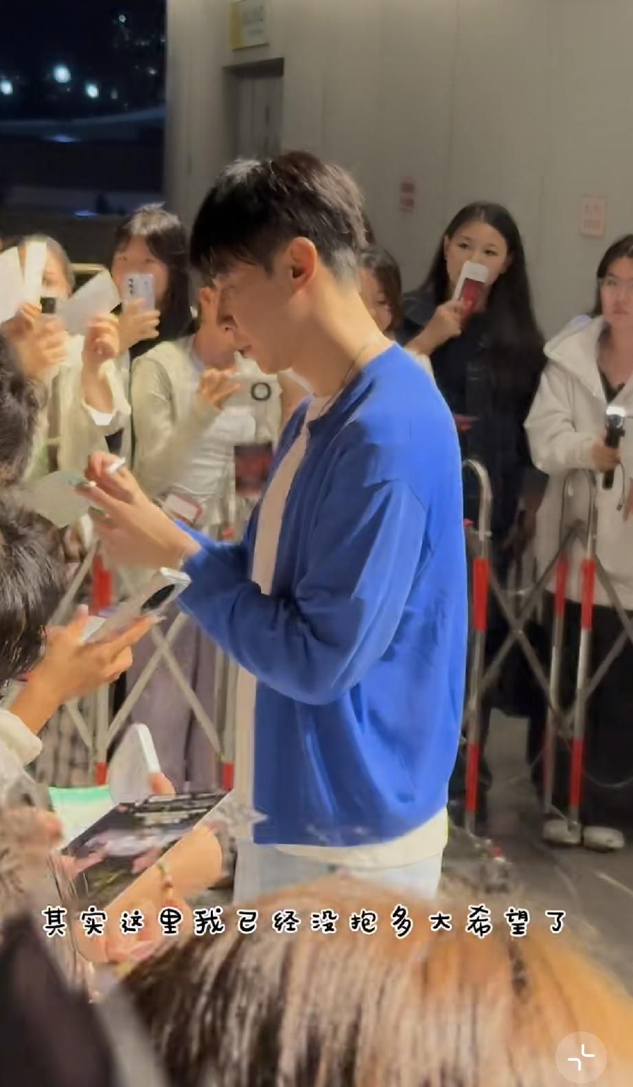 9月5日，张维伊演舞台剧《看不见的客人》下班时被粉丝围堵，他好有少年感，配董璇绰