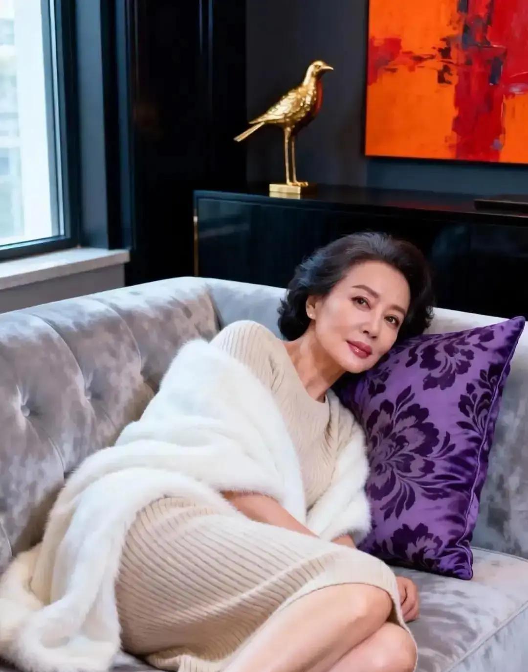 高叶在巴黎这一撕，撕出个78%的白领女性跟风，你敢信？高叶在巴黎时装周撕破丝袜