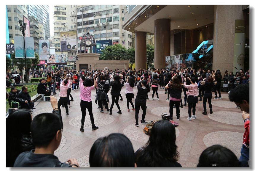 香港铜锣湾时代广场前的快闪秀
