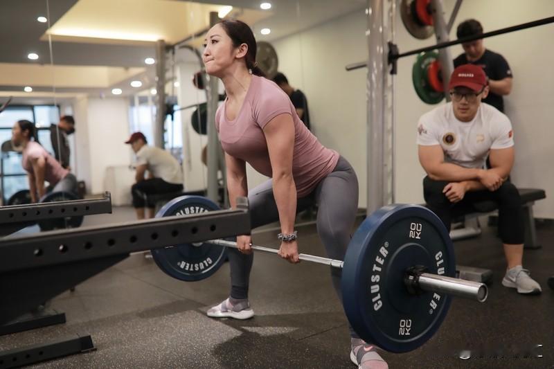 想更年轻、阳光有活力，方法不少。从生理层面看，男人可以多做力量训练，像深蹲、硬拉