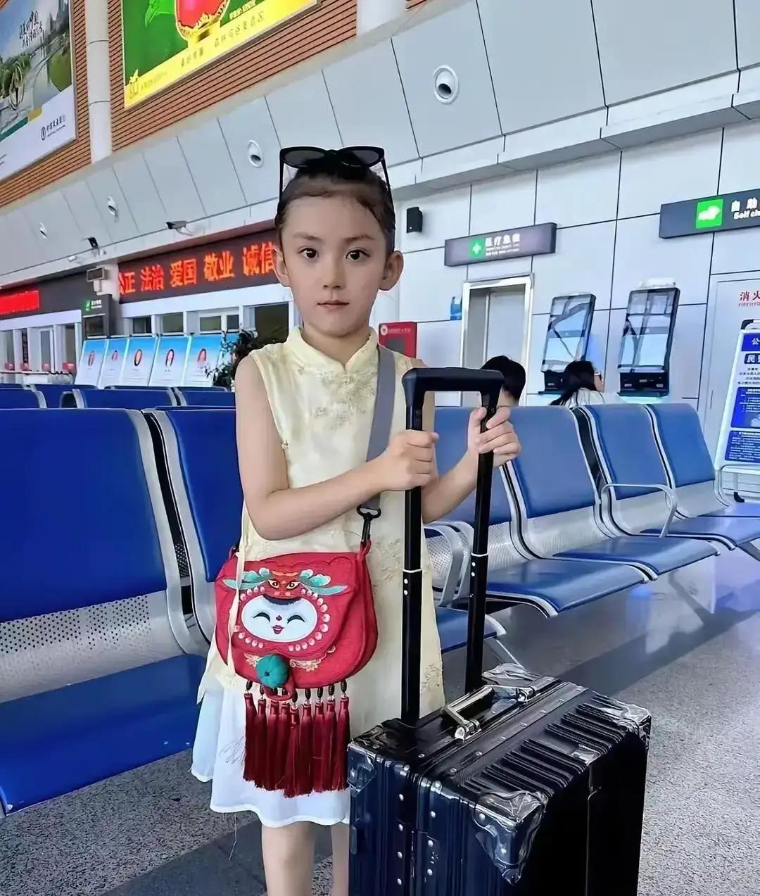 徐州，一位5岁半的小女孩，挎着小挎包，拉着行李箱，在没有亲人的陪伴下，独自飞往北