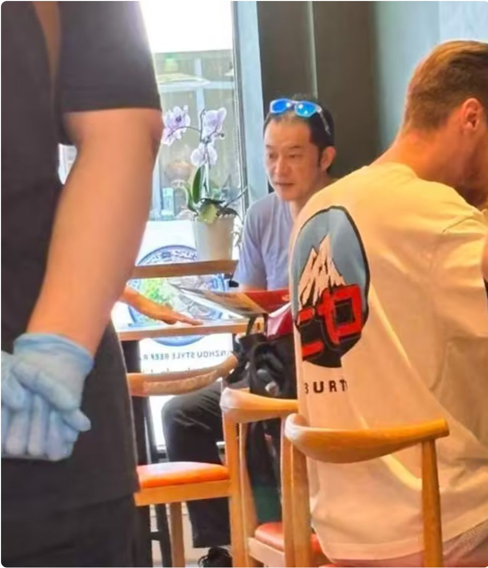 胡可夫妇飞伦敦看儿子，沙溢才48岁快秃头了，不做形象管理也挺帅