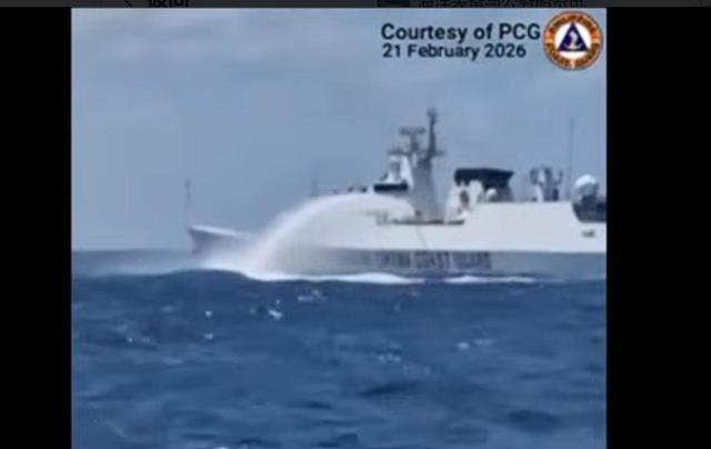 开炮真管用！中国海警船果断开炮，菲律宾50多艘舰船立即鸟兽散，夺命而逃！黄岩