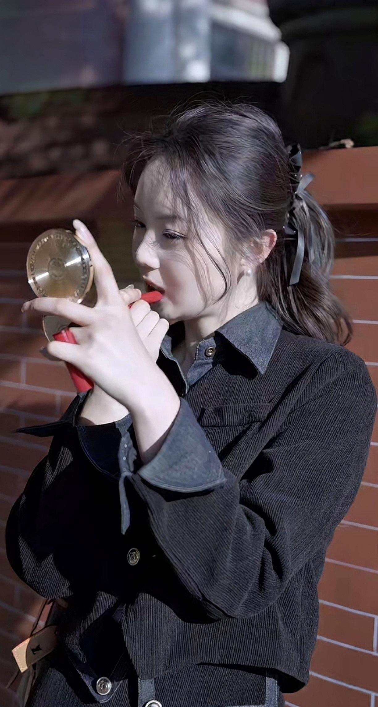 漂亮妹妹在外化妆，她太爱美了。