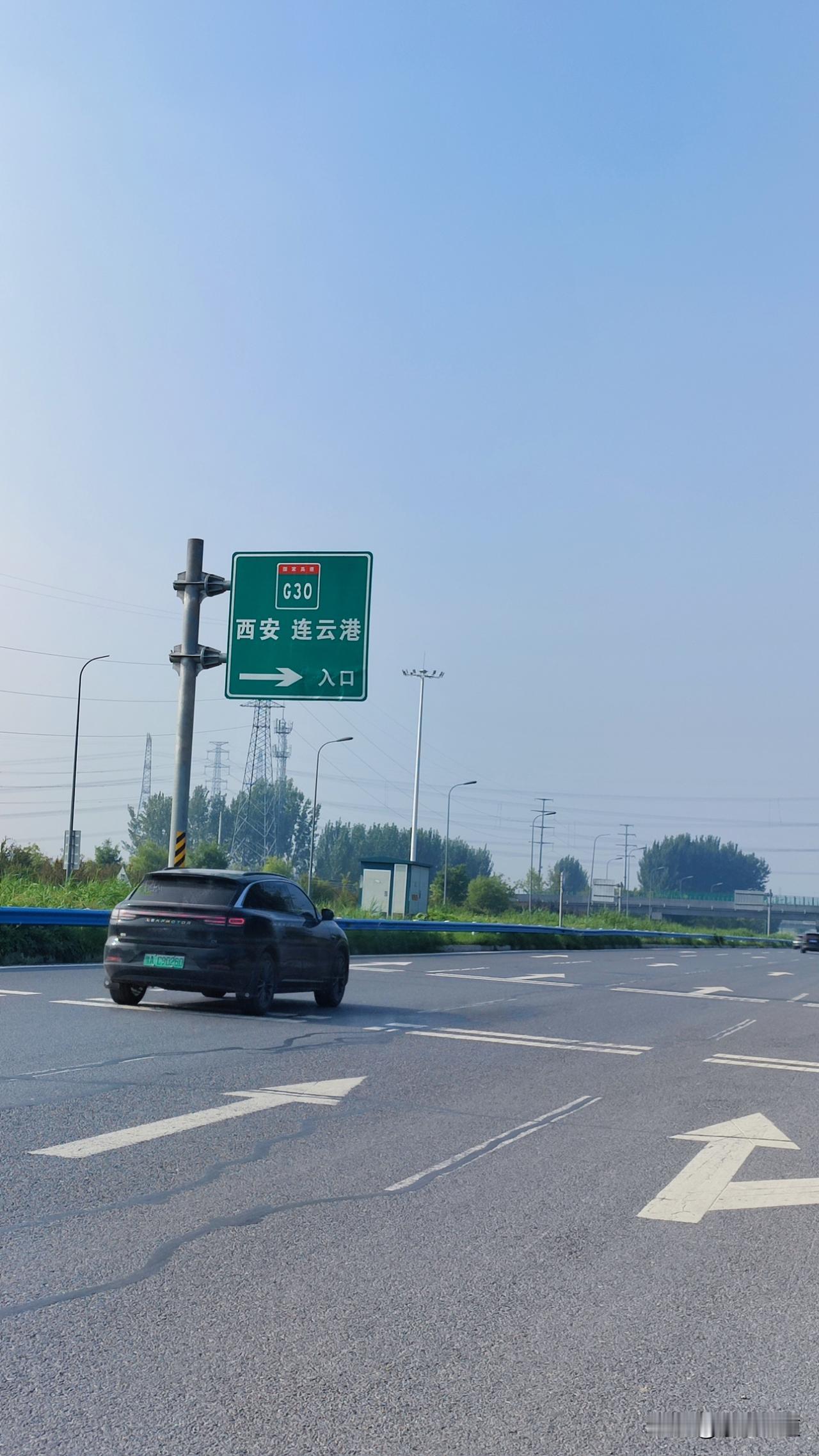 近日，从郑州万三公路，也就是107国道经过，看到连霍高速107国道上下站口，也就