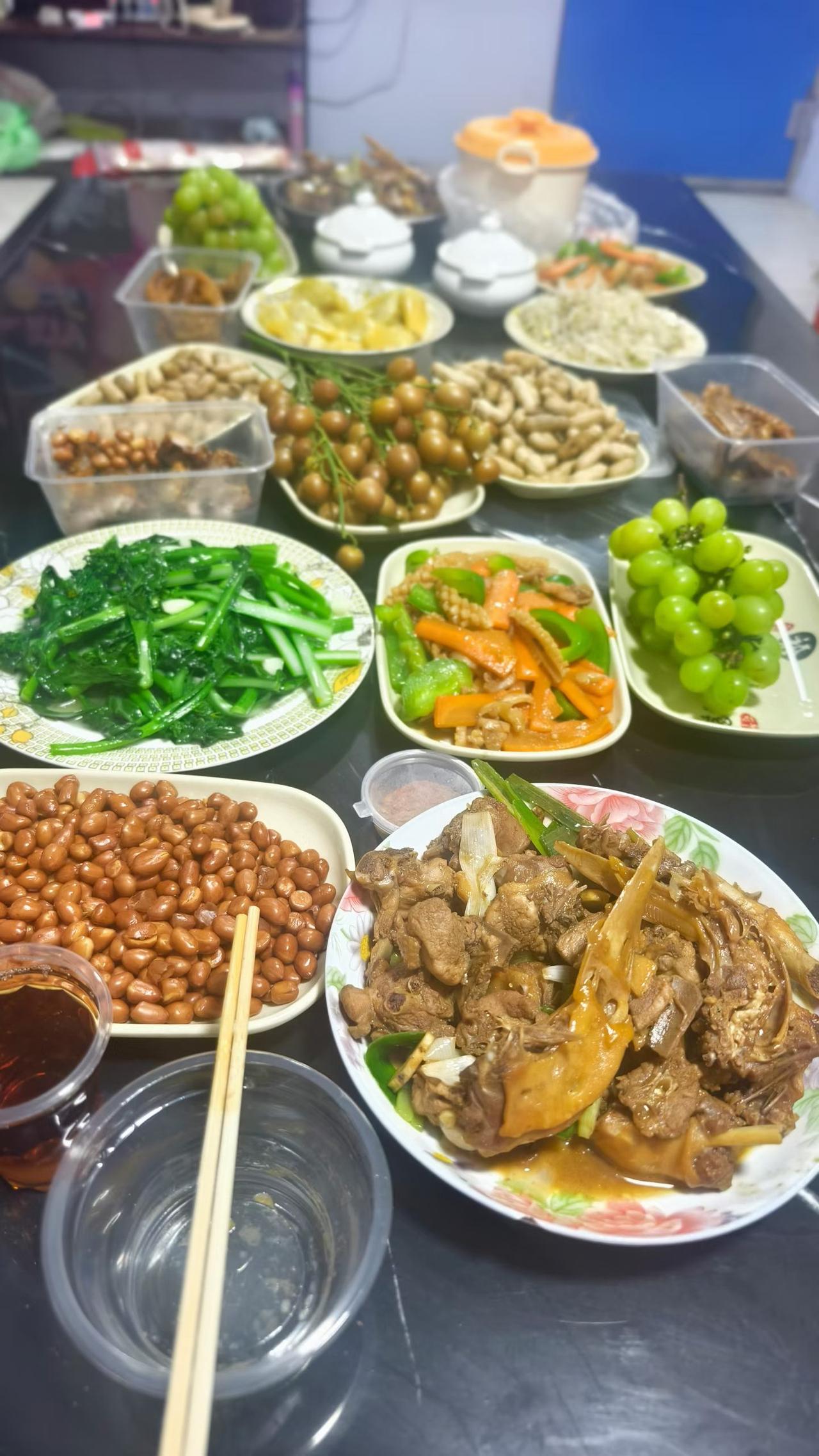 偶然听到一位丈母娘对婆婆说的这番话，瞬间被治愈了。你的儿子是你一手拉扯大，我的女