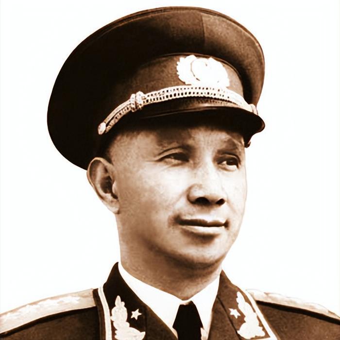 粟裕降职后到杭州，一位军队元勋要去看望，粟裕连说：可不敢这样1959年，