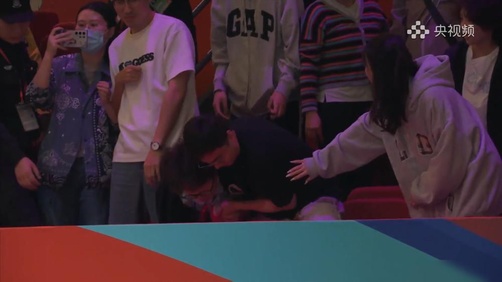 亚锦赛最燃的不是决赛。石宇奇横扫印度黑马，砸破国羽男单9年的冠军空白。砸下球