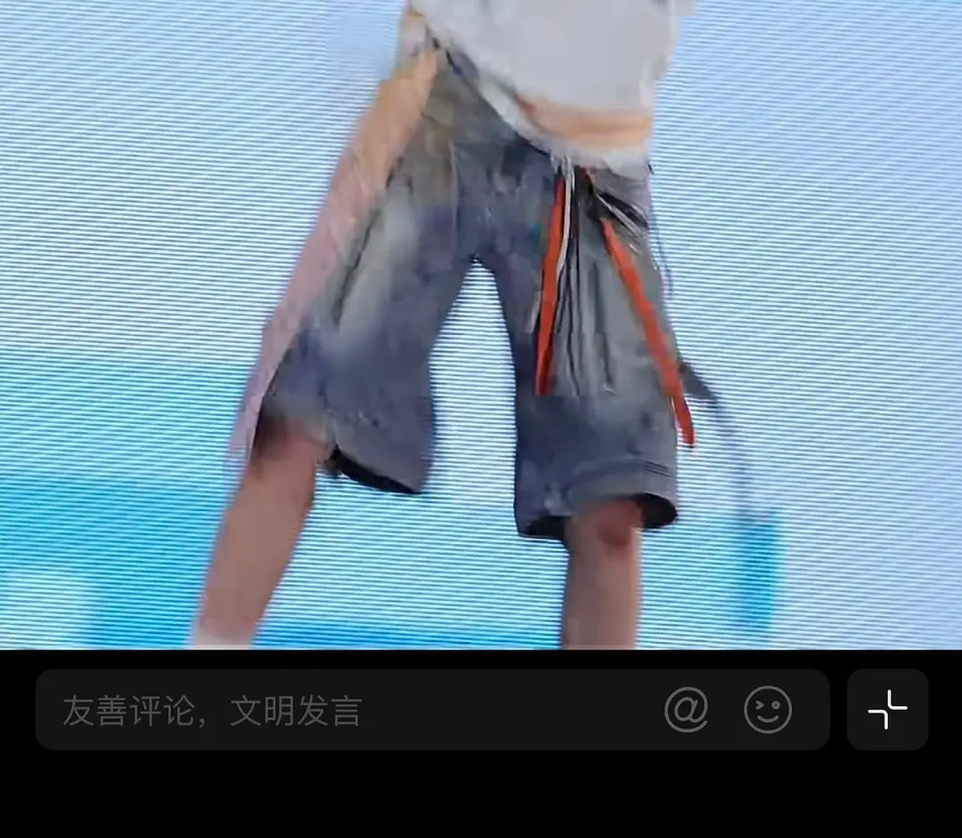 膝盖这是怎么了咋这么红