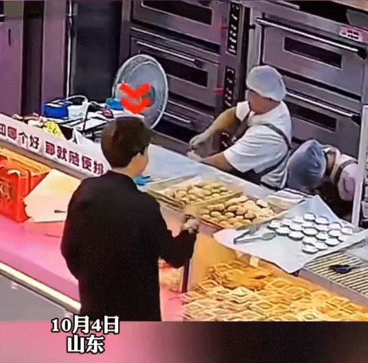尴尬了，山东，一刚去某蛋糕店上班的女子，在上班时发现一名男子在店内晃悠了半天猴，